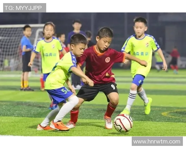 足球小子亲眼见证父亲赛场英姿父爱如山与球场荣耀同行