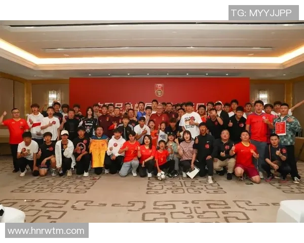 足球巨星亲临赛场现场观战引爆球迷热情掀起观赛狂潮